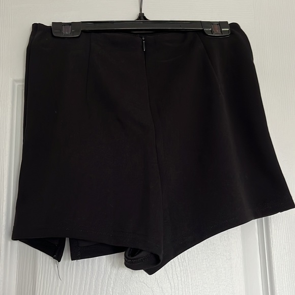 SHEIN Mini skort featuring side slit - Picture 2 of 3